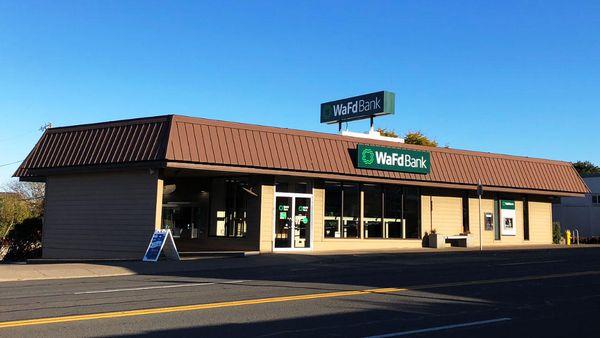 Photo of the WaFd Bank Branch location in Lincoln City, Oregon. Located at 1545 NW Hwy 101, Lincoln, City, OR 97367.