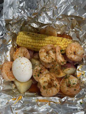 The LCB Feast with garlic butter shrimp, sausage, potatoes, and 1 boiled egg.