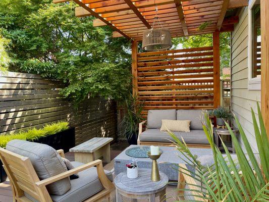 Modern pergola / arbor with privacy screen