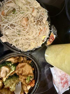 Kung Pao Chicken / 宫保鸡 House Special Chow Mei Fun本楼米粉Egg Drop Soup蛋花湯