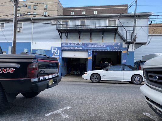 Best shop in union city. I bring my ranger for 4 year In richter, Alberto,, take care me ' .' My car and my wife Durango, always good.