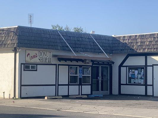 Tom's Donut Shop