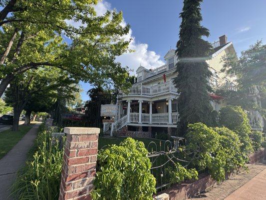 Front side view of the inn.