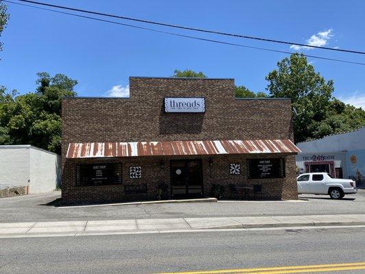 Storefront of Threads Run Thru It