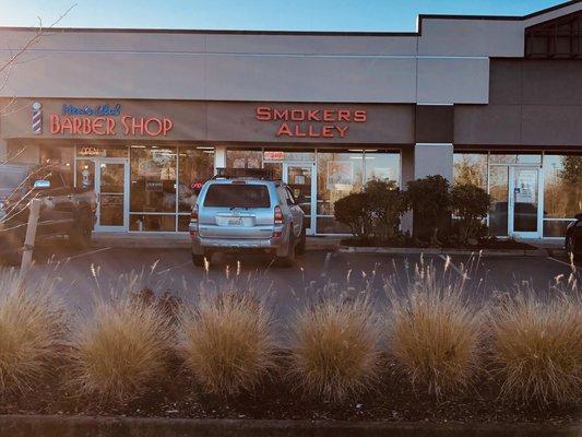 Smokers Alley in Bethel Safeway shopping complex