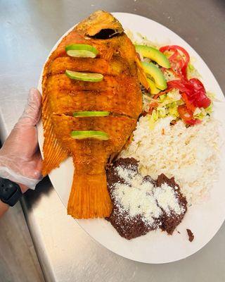 Tilapia con ensalada.