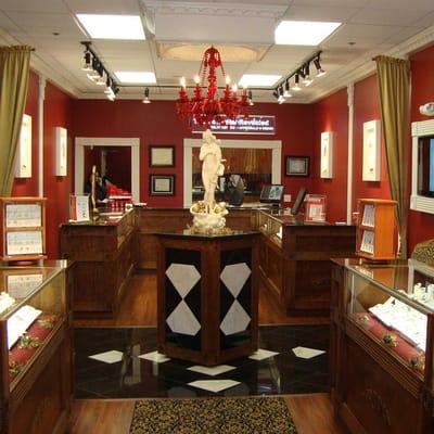 Join us at our diamond tasting bar for a sip of creative beauty