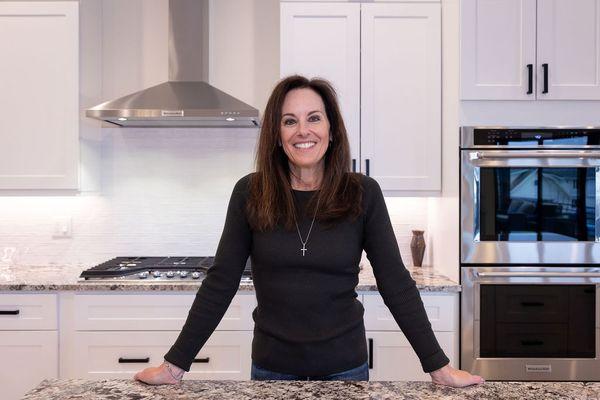 Julia Cantarovici - 8z Real Estate