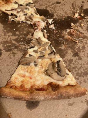 Mushroom and garlic pizza