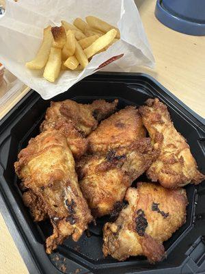 Chicken wings with fries