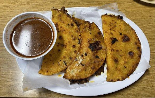 Quesabirrias con consome