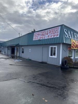 We have you covered for rims and tires at salemTires and Wheels. Stop in for a flat tire repair or free air pressure check and tire inspecti