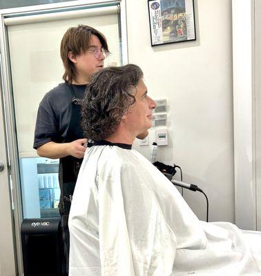 Federico Kawamoto explaining everything about maintaining hair.