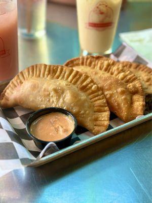 Empanadas de queso, pizza, carne y pollo--muy delicioso.