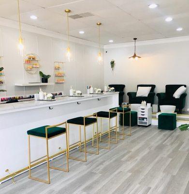 Nail bar