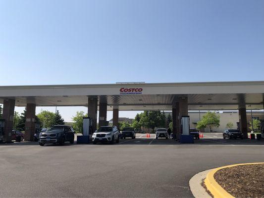 A spacious station with 3-pump lanes.