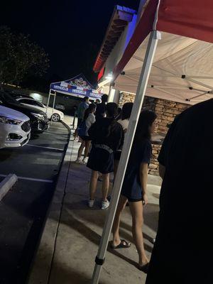 4 or 5 days later... still a line 