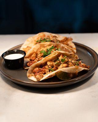 Un mordisco y ya no hay vuelta atrás.
En La Cantinita, cada taco tiene el poder de conquistarte.
Prepárate para enamorarte... taco a taco.