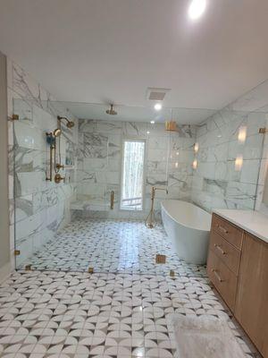 Design Glass to Glass, Satin Brass Hardware color.