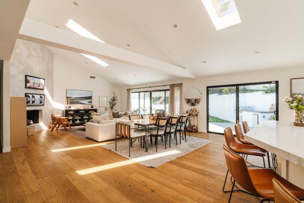 Just Sold!
3554 Alginet Dr | Encino
5 Bed | 4.5 Bath | 2,900 Sqft | 8,810 Sqft Lot
Closed at $2,210,000