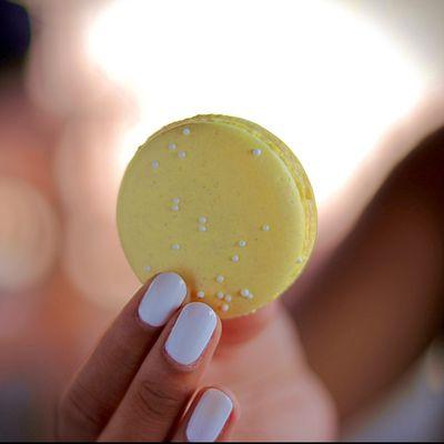 Pineapple macaron