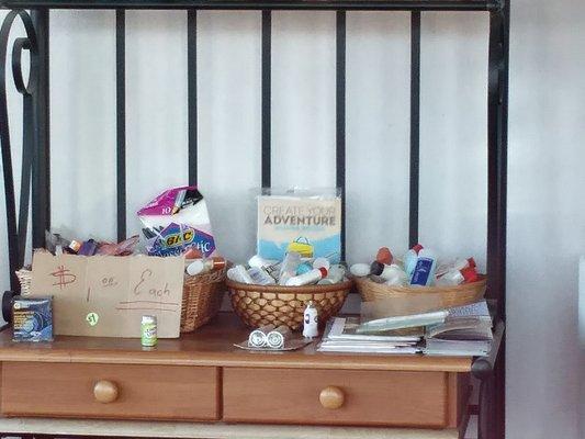 Second-hand amenities "for sale".