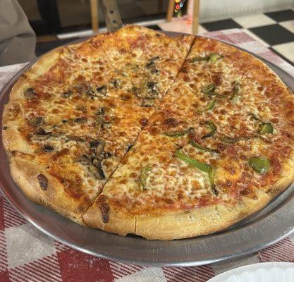 2 slices of 1 topping pizza (2 green bell pepper and 2 mushroom) and can drink combo.