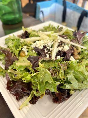 Salad w bleu, apples, walnuts