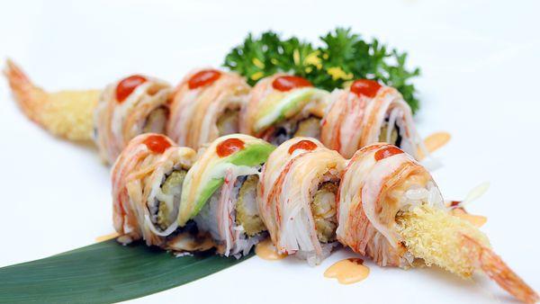 AUSTIN ROLL($13.99)
shrimp tempura, avocado, cream cheese top w/ crab stick 3kind of sauce