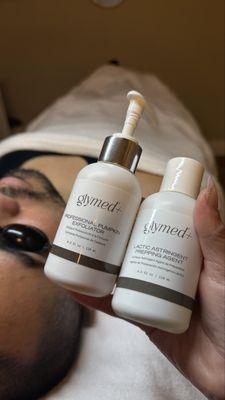 Helps to minimize fine lines, wrinkles, loss of firmness, pores, texture, dark spots and helps for acne prone skin.