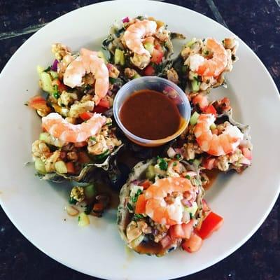 Half a dozen of "Ostiones preparados " or "ceviche oysters".