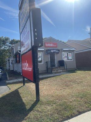 Total Wireless next to friendlys on Montauk highway