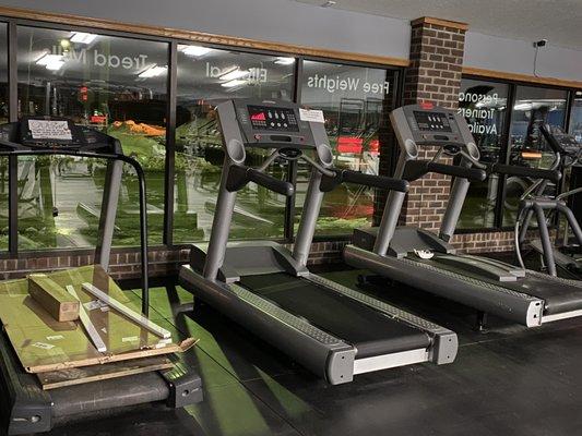 Which one works?
Oh the one without stuff piled up on it... my mistake they all had signs I assumed that meant they were all broken