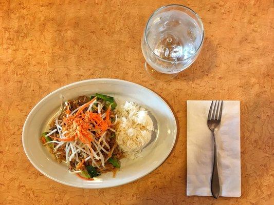 Beef pad Thai, lunch.