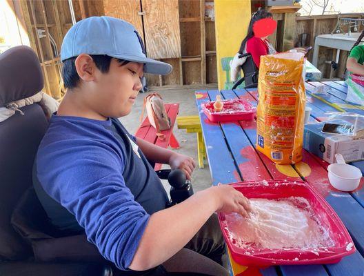 Making snow w/ baking soda & conditioner!