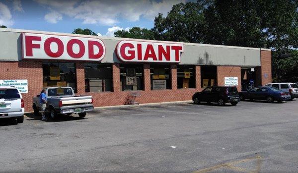 The storefront of the Hueytown Food Giant on a sunny day.