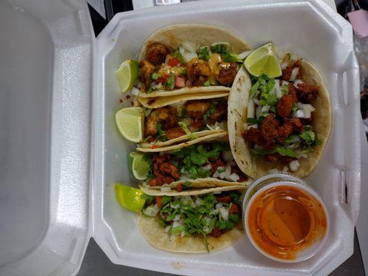 Tacos de camarón y al pastor