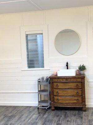 Sink to wash lashes!