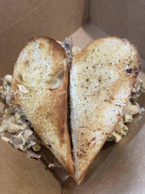 The garlic toast I got with my Mac N Cheese. So much flavor in such a side item. A++