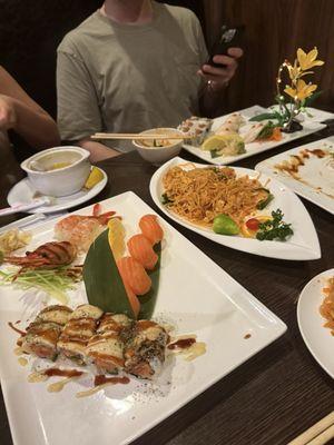 sweet shrimp nigiri/sushi salmon nigiri/sushi fuji roll pad thai Tuna Delight Combo