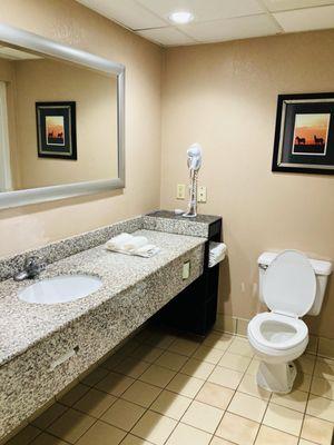 Comfort Inn & Suites Bathroom