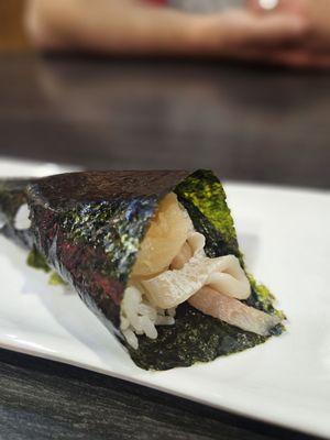 Yellowtail hand roll