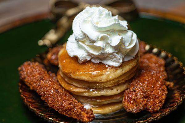 Chicken and Pancakes: Pancakes,(3) dedos de pollo empanizados,miel y crema Chantilly