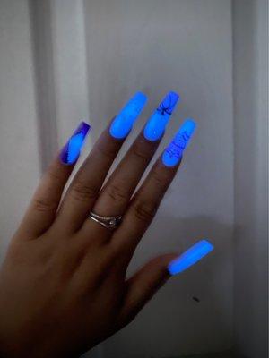 Glow in the dark dip powder