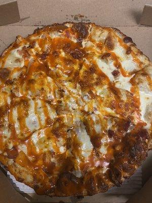 This is suppose to be the búfalo chicken pizza it's suppose to have chicken bacon onions can y'all see any toppings there's barley any