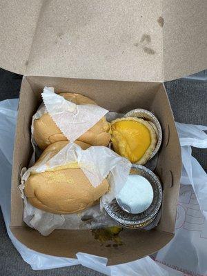 Crushed sponge cake and egg custard tartlet. Very disappointing.