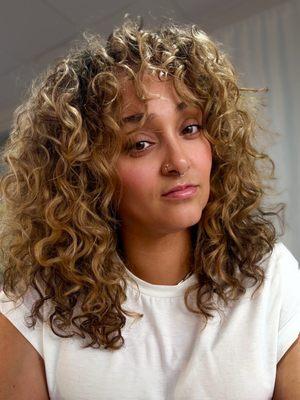 Curly Bangs and Round Shaping.