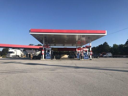 This is the Exxon station - go around it and the hotel lot entrance is behind the gas station.
