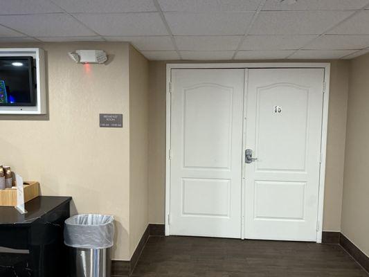 Breakfast Room open 7-10:00 am