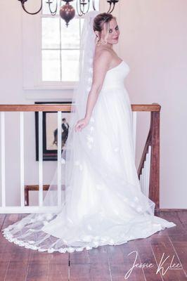 Side veil of sane cathedral length veil